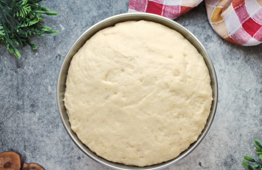 1. Этап. Кулич с шоколадной начинкой: В опару просейте муку и замесите мягкое, слегка липкое тесто. Сформируйте из теста шар, выложите в глубокую миску и накройте салфеткой или полотенцем. Уберите тесто в теплое место на 50-60 минут, за это время оно подойдет и увеличится в два раза.