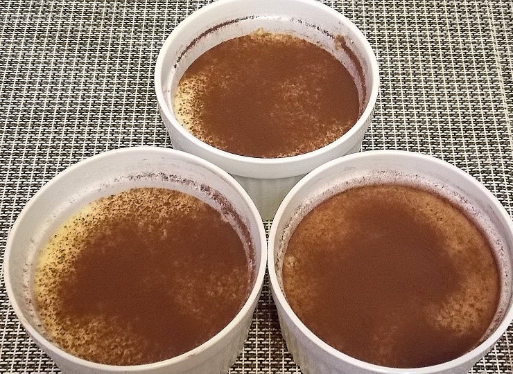 1. Этап. Десерт Бананы под снегом: Посыпьте сверху какао.