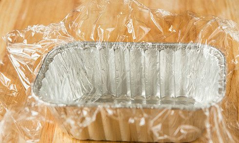 1. Этап. Сыр плавленый в мультиварке: Готовим ёмкость, в которой сыр будет застывать. Чтобы сыр было легче потом выбрать, можно смазать ёмкость подсолнечным маслом. Я использовала пищевую плёнку, выстелила ею ёмкость.