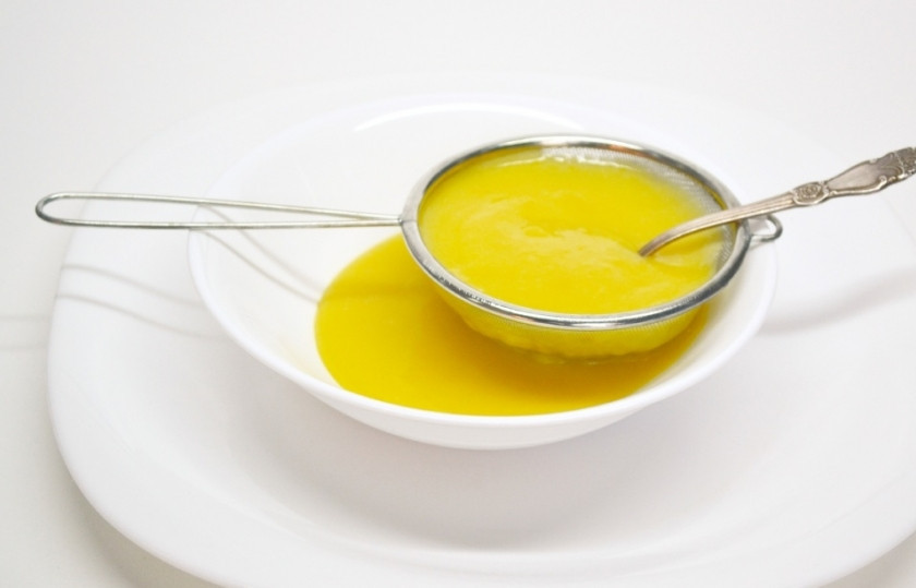 1. Этап. Бисквит с апельсиновым кремом: 5. Готовый крем процеживаем через сито.