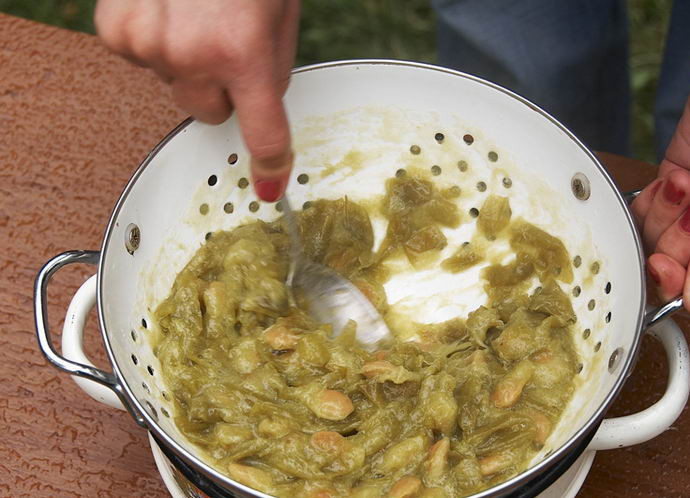 1. Этап. Ткемали из алычи: Сливаем сок в отдельную посуду. Готовую алычу перетираем через дуршлаг.