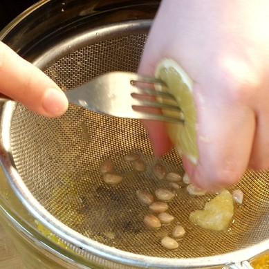 1. Этап. Лимонный керд: Из лимонов выжимаем сок, смешиваем его с цедрой.