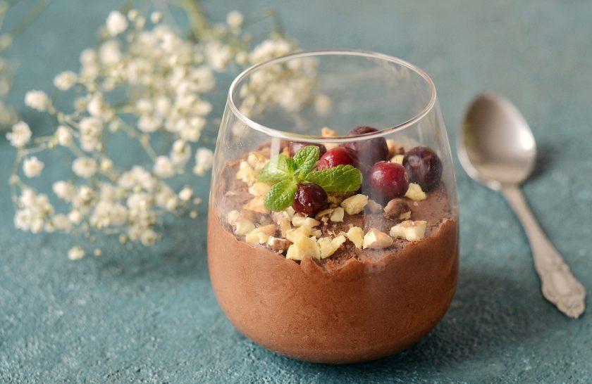 1. Этап. Постный шоколадный мусс: Готовый мусс разложите по стаканам, украсьте ягодами и орешками. Приятного аппетита!