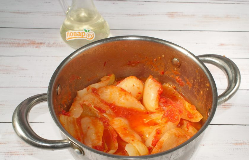 1. Этап. Перец по-одесски: Томатный сок доведите до кипения. Добавьте нарезанный перец, варите в течение 10 минут.