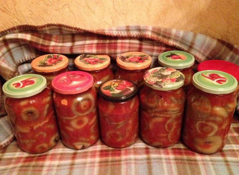 1. Этап. Маринованные грузди в томате: 6. Раскладываем грибы по чистым баночкам и заливаем томатным пюре до краев. Закрываем стерильными крышками на зиму - готово!