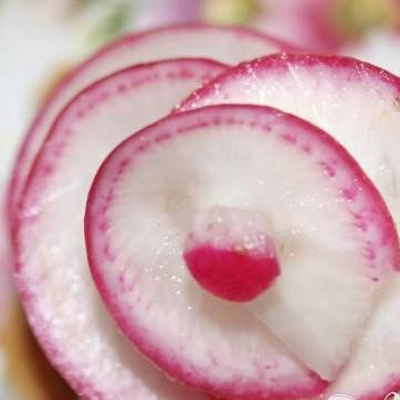 1. Этап. Закуска Красный цветок из редиса: Верхушку закрепить маленьким кусочком редиса.