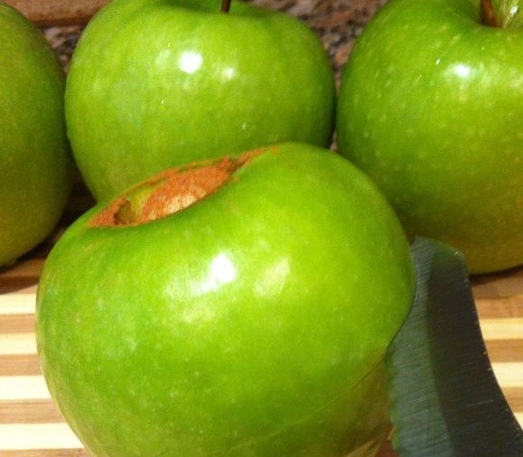 1. Этап. Яблочки, печенные с медом и орехами: 4. Острым ножом сделайте надрез поперек яблока, но не разрезайте его.