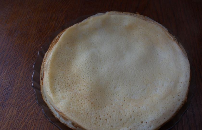 1. Этап. Блины в кляре: На горячей сковороде с добавлением растительного масла обжарьте блины привычным способом с двух сторон.