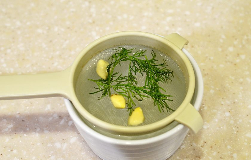 1. Этап. Настойка на чесноке и укропе: Процедите.