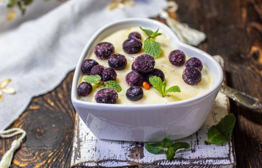 1. Этап. Пудинг из муки: Готовый пудинг подавайте с ягодами или ягодным соусом.