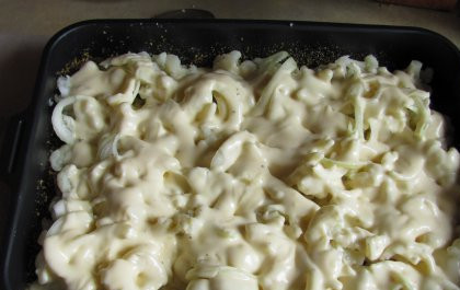 1. Этап. Цветная капуста в сырном соусе: 5. Выкладываем в форму цветную капусту, после чего заливаем ее приготовленным соусом. Можно приправить по вкусу.