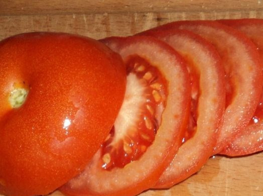 1. Этап. Горячие бутерброды со шпротами и сыром: Помидорки режем колечками.