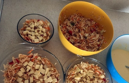 1. Этап. Капустная запеканка Блин в капусте: 4. Смешиваем накрошенные ингредиенты, добавив специи. 5. Смазываем маслом стеклянные или керамические формы формы, то есть те формы которые долго нагреваются и долго остывают. Если использовать другие формы, то понадобится другой режим выпекания (дольше по времени). 6. Крошим сыр небольшими кубиками. 7. Выкладываем половину капустной начинки в формы, затем равномерно выкладываем сыр (важно, чтобы сыр был преимущественно в центре и не соприкасался с краями и не плавился раньше времени.