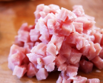 1. Этап. Салат в чипсах: 1. Для приготовления салата нам понадобится ветчина, сыр, помидоры и зелень. Нарезаем ветчину кубиками небольшого размера.