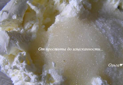 1. Этап. Рулет на сгущёнке с миндалём: А пока приготовьте крем. Творожный сыр смешайте с сахаром и лимонным соком.