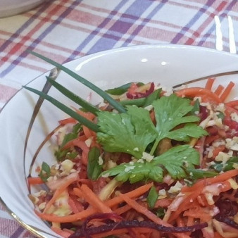 Овощной салат с орехами