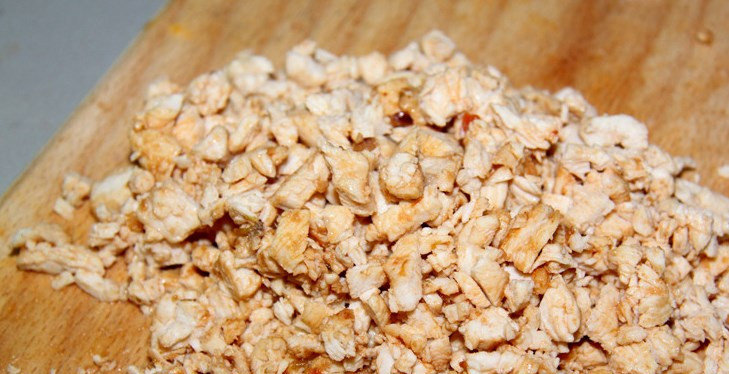 1. Этап. Штрудель с курицей и грибами: А потом мелко режем.