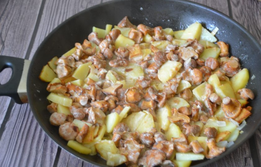 1. Этап. Лисички с картошкой жареные в сметане: Готовность блюда определяйте по мягкости картофеля.