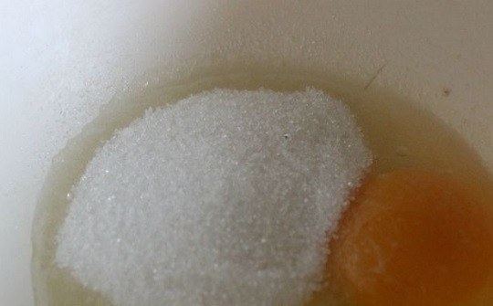 1. Этап. Морковный пирог на кефире: 3. В отдельной мисочке соедините яйцо, соль и сахар.