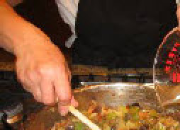 1. Этап. Капоната: Добавьте уксусную смесь в сотейник. Накройте крышкой и готовьте до загустения, 5 минут.