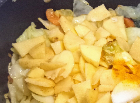 1. Этап. Эфиопский тикил гомен: Наконец, добавить нарезанный тонкими слайсами картофель, чеснок, соль и куркуму. Накрыть крышкой и готовить на медленном огне 20 минут до готовности картофеля и до того, как масло уйдет на дно (что всегда можно проверить).