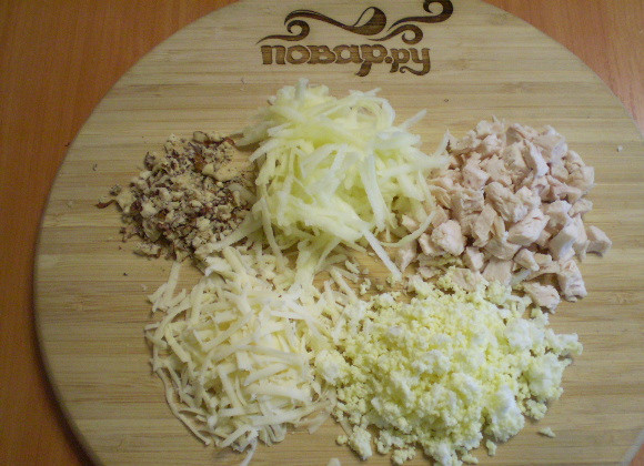 1. Этап. Салат Индивидуальный: Яблоко очистите от кожуры, натрите на терке крупной, сбрызните лимонным соком, чтобы не потемнели. Сыр натрите. Остальное порубите кубиками.