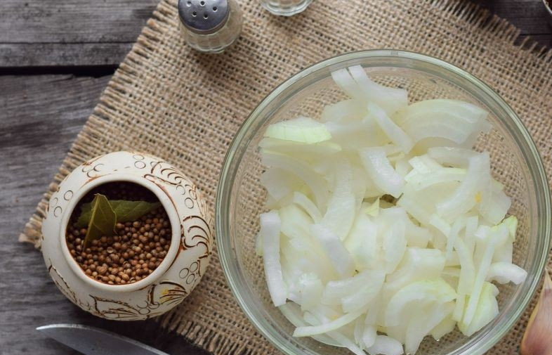 1. Этап. Печень цыплят бройлеров: Репчатый лук очистите от шелухи, промойте под водой и нарежьте полосками или дольками. Сложите лук в глубокую емкость.