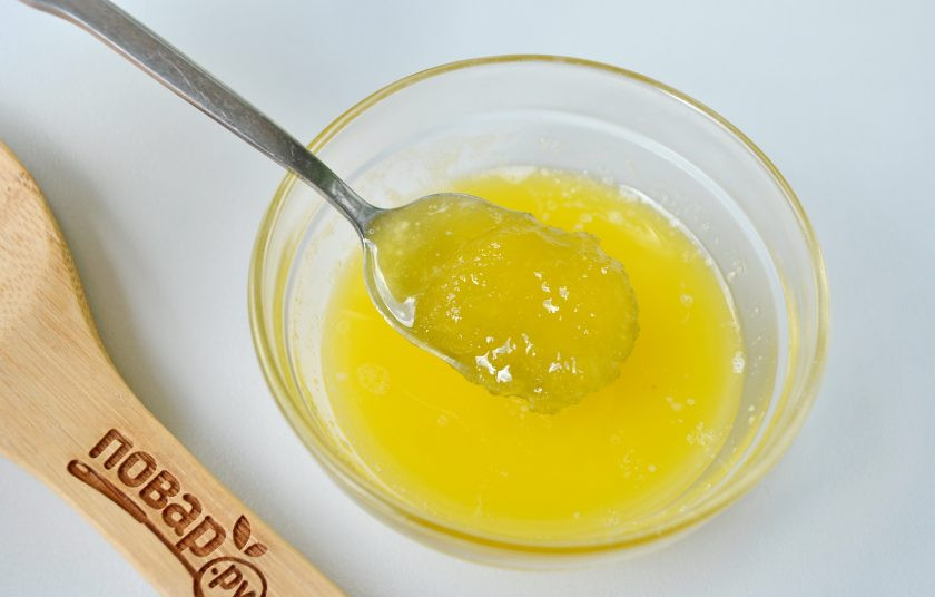 1. Этап. Тыквенные булочки Медовушки: 10. Дополнительно я указала в ингредиентах 1 ст. л. меда и 1 ст. л. сливочного масла. Смешайте их, смажьте уже готовые булочки, пока они еще горячие.