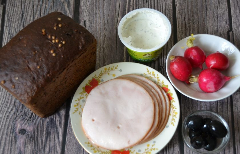 1. Этап. Бутерброды Мышки с ветчиной: Подготовьте ингредиенты.