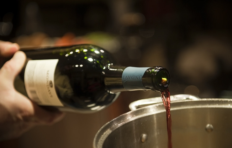 1. Этап. Говядина с овощами и картофелем: 5. Верните в кастрюлю мясо и залейте вином. Огонь понизьте до среднего. Потушьте, пока испарится алкоголь и количество жидкости немного уменьшиться.