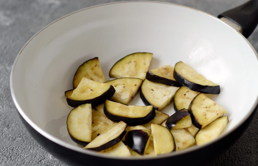 1. Этап. Салат с баклажанами по-армянски: Баклажаны промокните бумажным полотенцем, затем обжарьте с маслом на сковороде с двух сторон. Выложите на бумажное полотенце, чтобы впиталось лишнее масло.