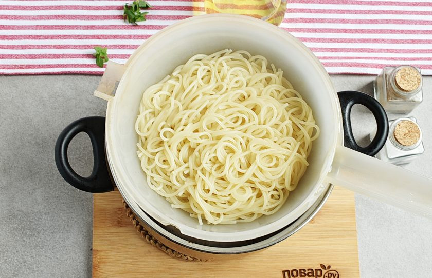 1. Этап. Вкусный соус к макаронам: Параллельно с приготовлением соуса сварите макароны до состояния аль-денте. Откиньте на дуршлаг, сохранив примерно стакан отвара.