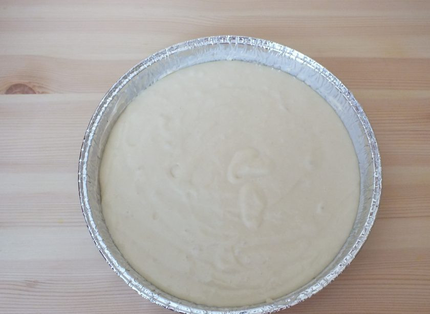 1. Этап. Ватрушка с творогом и вишней: Возьмите форму с бортиками, в диаметре 20-22 см. Если необходимо смажьте маслом. Вылейте в нее тесто.