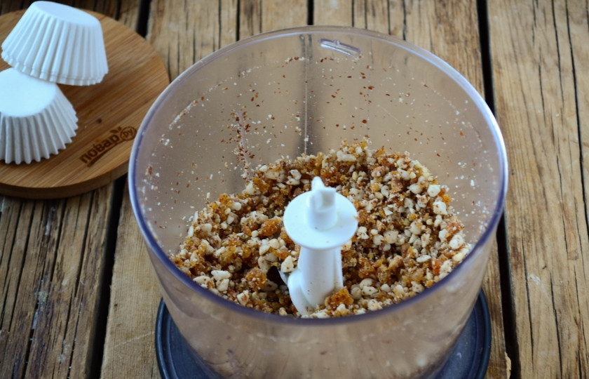 1. Этап. Полезные конфеты (стоит попробовать!): Можете сделать крошку более или менее крупной, все зависит от ваших предпочтений.