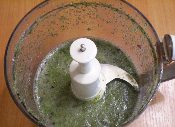 1. Этап. Зеленый коктейль для похудения: Измельчаем до однородного состояния. Напиток готов! Пить утром натощак.