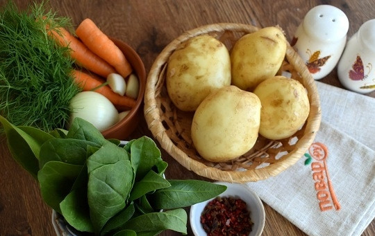 1. Этап. Суп из щавеля на курином бульоне: Подготовьте необходимые продукты. Зелень промойте. Картофель, морковь, лук и чеснок очистите, помойте.
