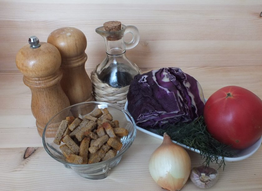 1. Этап. Салат с красной капустой и помидорами: Подготовьте необходимые ингредиенты.