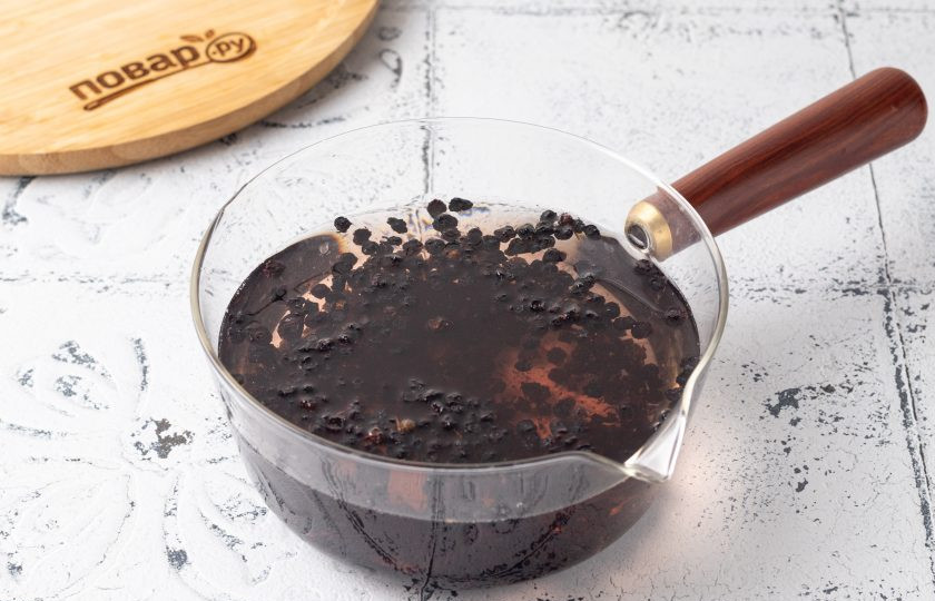 1. Этап. Компот из сушеной черники: Переложите в ковшик, залейте водой и добавьте сахар. На медленном огне доведите до кипения и проварите 10 минут. Затем оставьте компот настояться на 2-3 часа.