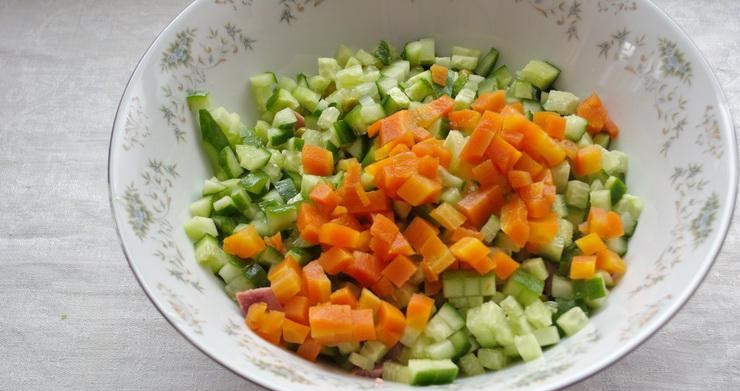 1. Этап. Салат Марсель: 5. Морковь в этом салате можно использовать в трех видах - сырую, отварную и запеченную. В любом случае ее нужно хорошо вымыть, очистить и нарезать кубиками. Добавить в салатник к остальным ингредиентам.