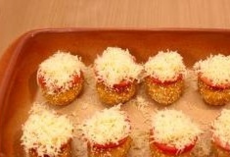 1. Этап. Котлеты с сыром и помидорами: 9. Колечки помидоров посыпаем тертым сыром. Отправляем котлеты в разогретую духовку и запекаем 40-45 минут при температуре 180 градусов.