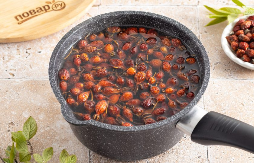 1. Этап. Компот из шиповника сушеного: Переложите ягоды шиповника в кастрюлю, влейте чистую воду и доведите до кипения.