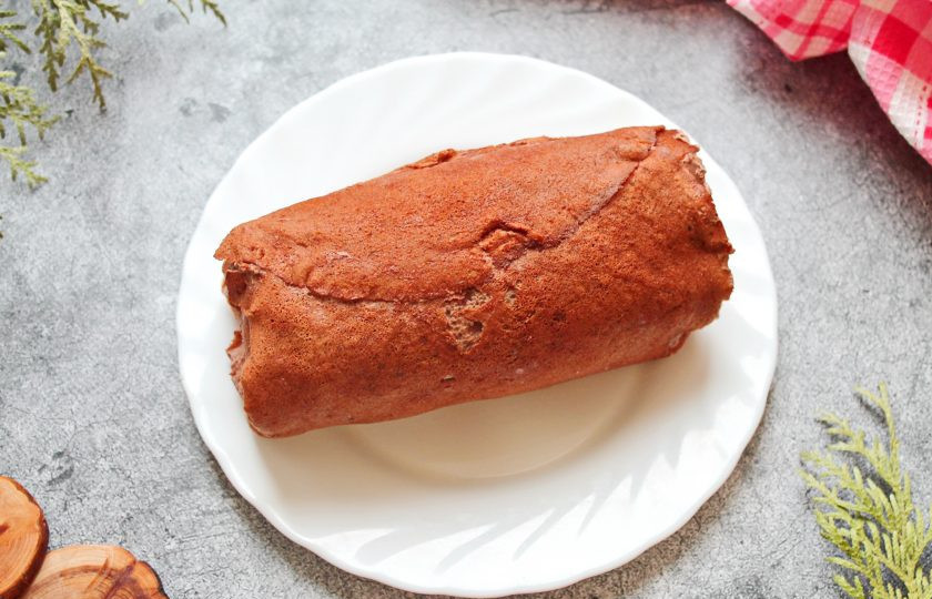 1. Этап. Рулет из шоколадных блинов с кремом: Сверните блины в один плотный рулет. Заверните в фольгу и уберите в холодильник на 3 часа.