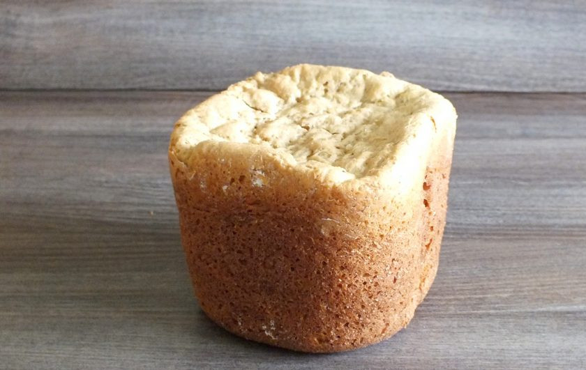 1. Этап. Амарантовый хлеб в хлебопечке: По окончании выпечки хлеба достаньте его из ведерка, заверните в полотенце и выдержите 5-6 часов. После можно подавать к столу.