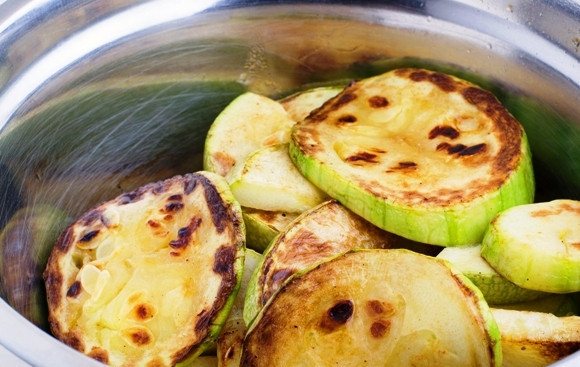 1. Этап. Кабачковая икра с морковкой: 6. Обжаренные кабачки переложите в сотейник.