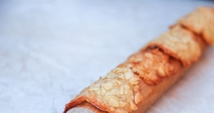 1. Этап. Туиль печенье: Ещё тёплые изделия положите на скалку, чтобы придать им форму черепиц.