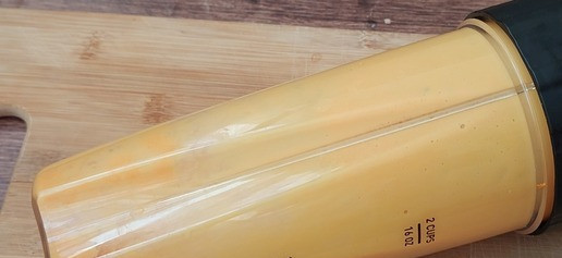 1. Этап. Морковный смузи с манго: Ингредиенты поместить в стакан блендера, измельчить и взбить.