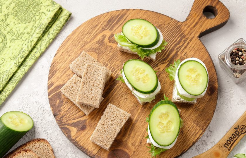 1. Этап. Канапе со шпротами и огурцом: Огурец нарежьте кружочками и выложите на яйца.