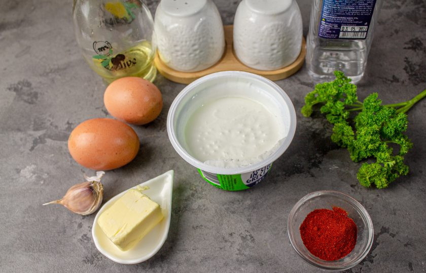 1. Этап. Турецкая яичница Чылбыр с йогуртом: Подготовьте все необходимые ингредиенты.