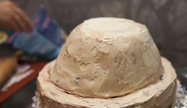 1. Этап. Торт Принцесса: Тем временем готовим масляный крем, взбиваем все ингредиенты: сгущенку и сливочное масло. Достаем торт из холодильника и обмазываем масляным кремом.