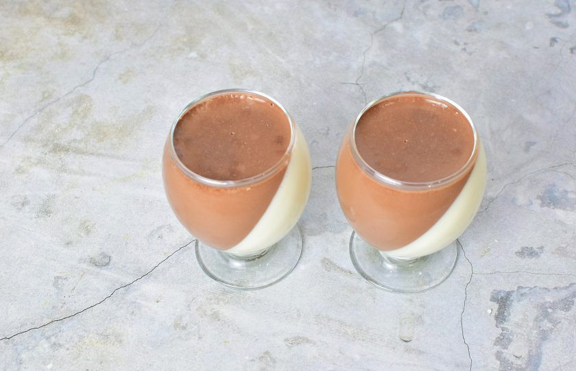 1. Этап. Панна котта Ты и я: Массу остудите до комнатной температуры и и разлейте в стаканчики на светлый слой. Уберите в холодильник для застывания.